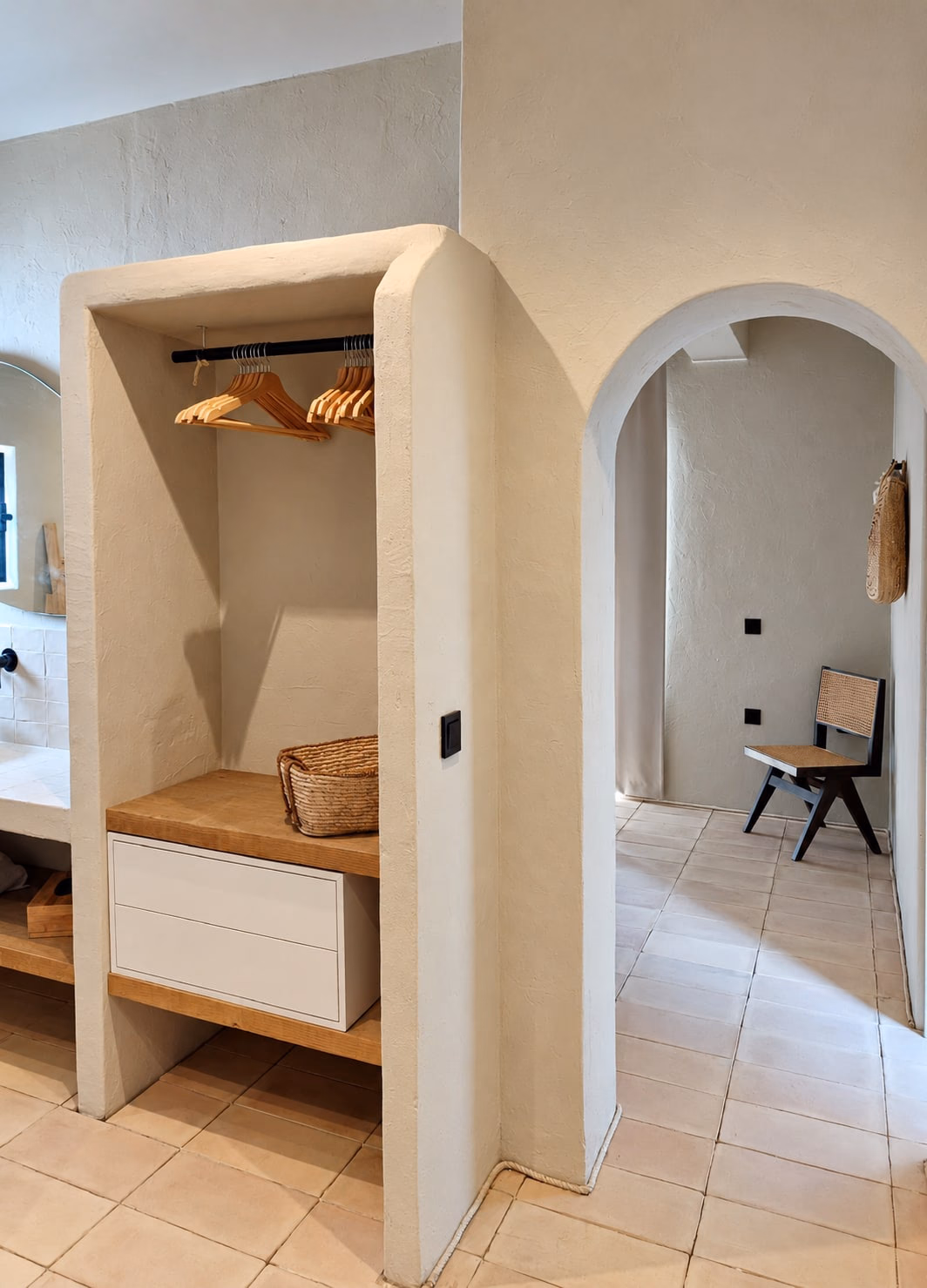 Niche de rangement maçonnée à côté d’une porte en arcade