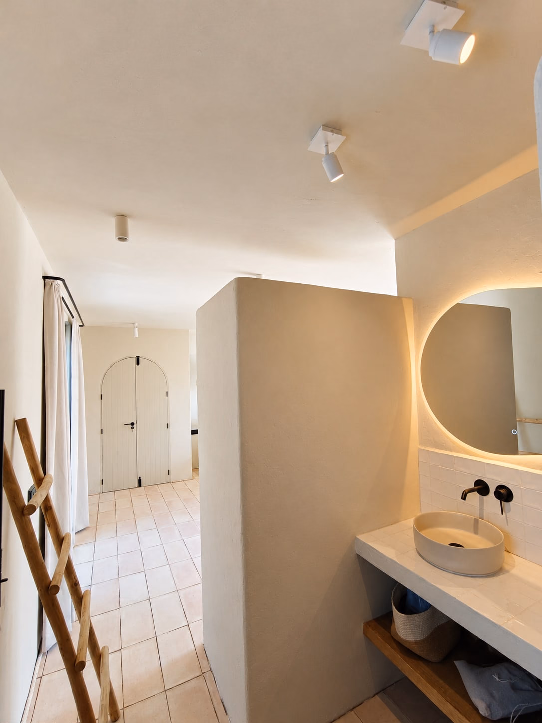 Vasque de salle de bain sous un miroir rond éclairé