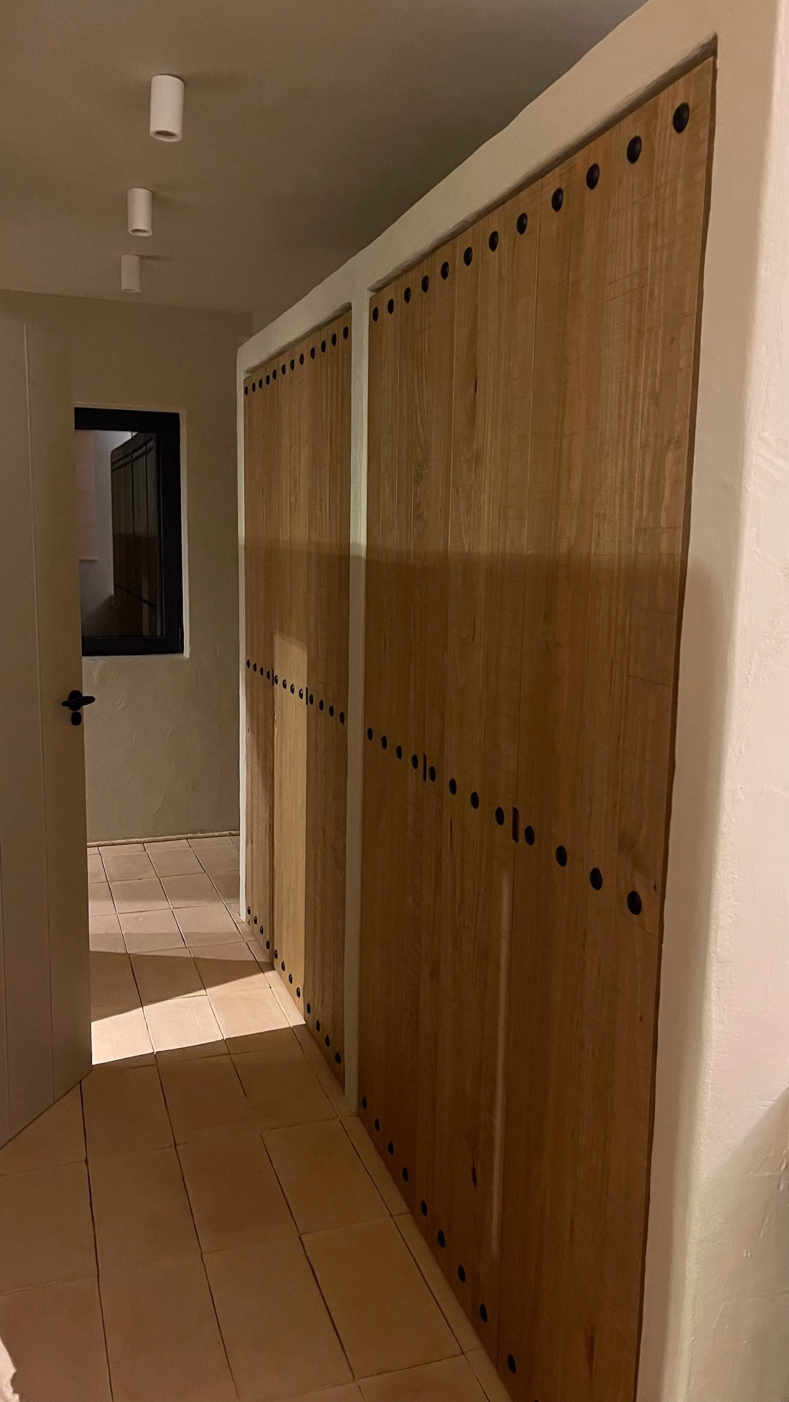 Hautes portes d’armoire en bois le long d’un couloir
